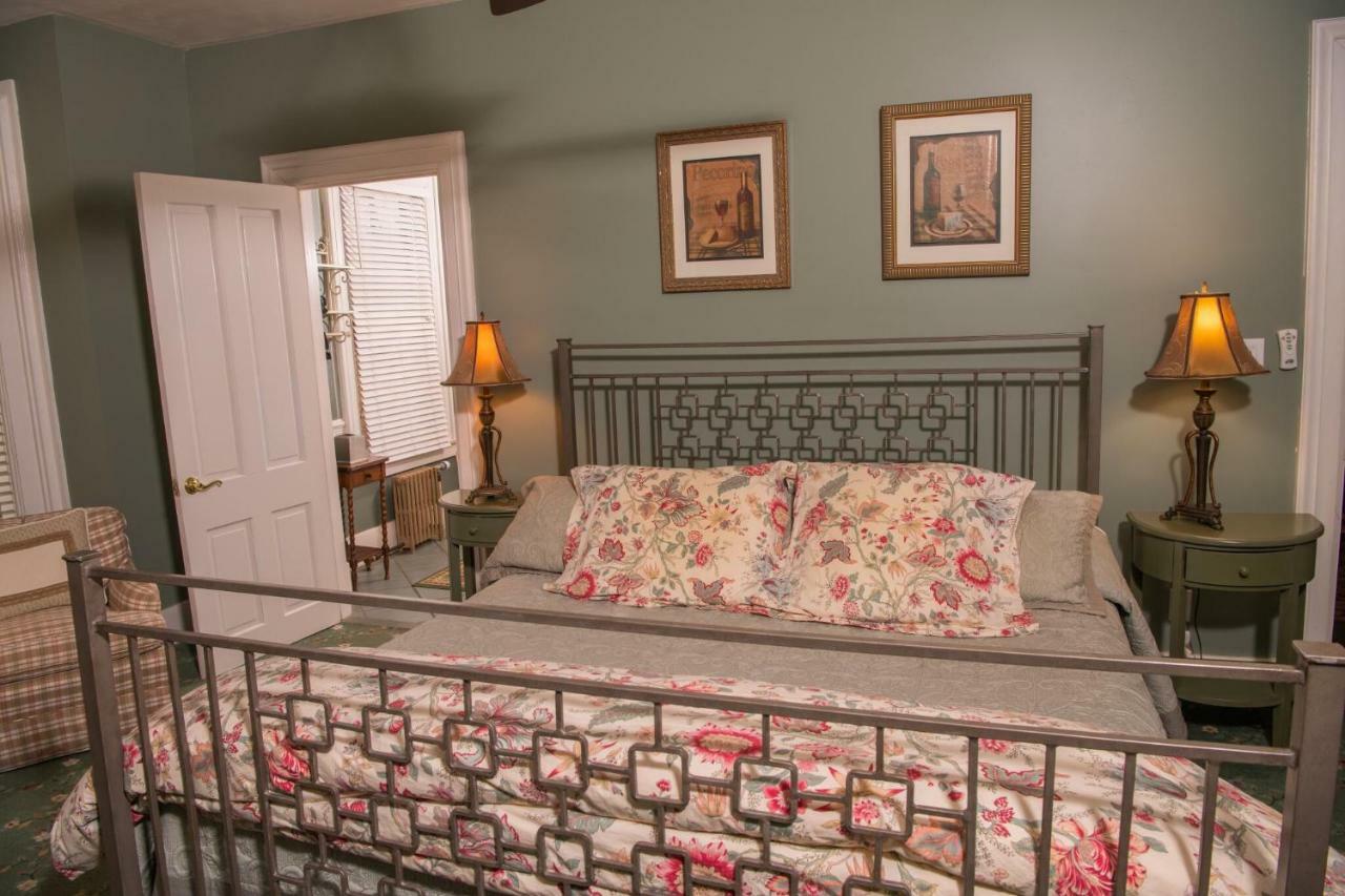 Grape Arbor Bed And Breakfast North East Room photo