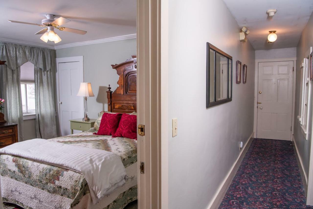 Grape Arbor Bed And Breakfast North East Room photo